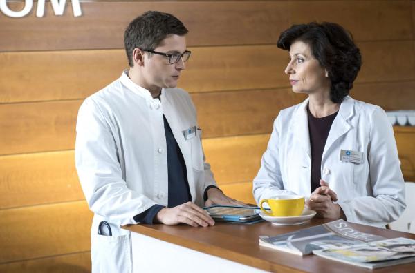 Bild 1 von 10: Dr. Elias Bährs (Stefan Ruppe, l.); Prof. Karin Patzelt (Marijam Agischewa, r.)