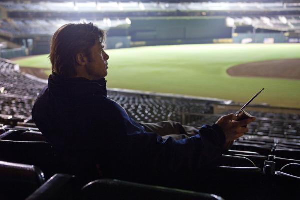 Bild 1 von 14: Einst war Billy Beane (Brad Pitt) ein hochgehandelter Nachwuchsstar des Baseballs, doch seine Karriere verlief nicht zufriedenstellend. Nun ist er als Manager für die Oakland Athletics, das sowohl finanziell als auch leistungstechnisch schwächste Team der Liga, unterwegs - und bisher auch wenig erfolgreich ...