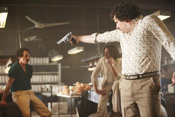 Bild 1 von 4: Pablo Escobar (Paul Sedlmeir) mit seinem Lieblingsspielzeug.
