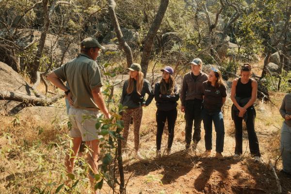 Bild 1 von 15: Ranger Ian Robert Harmer auf Safari in der simbabwischen Savanne mit den Volunteers des \