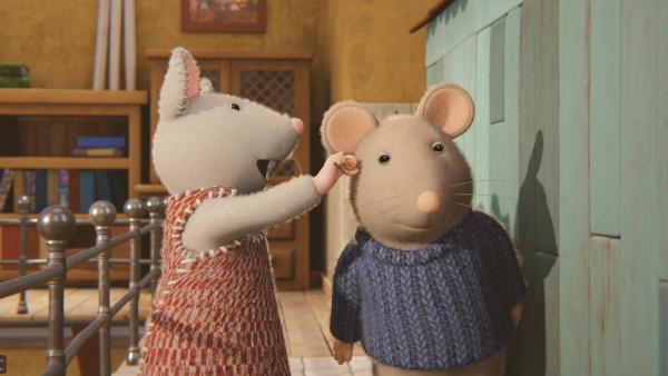 Bild 1 von 3: Julia (l.) hält Sam (r.) ihre Lieblingsmuschel ans Ohr. Sam soll das Meeresrauschen darin hören.