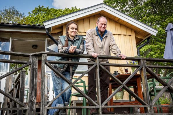 Bild 1 von 6: Damit Martin Beck (Peter Haber) nach seiner Gehirnoperation mehr zur Ruhe kommt, hat Inger Beck (Rebecka Hemse) für ihren Vater einen Schrebergarten gemietet.