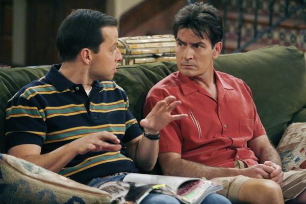 Bild 1 von 8: Evelyn, die Mutter von Charlie und Alan, hat wieder einmal einen neuen Liebhaber, - Teddy. Charlie (Charlie Sheen, r.), der ihm, im Gegensatz zu Alan (Jon Cryer, l.), zunächst skeptisch gegenübersteht, lässt sich bald von seinem Charme mitreißen ...