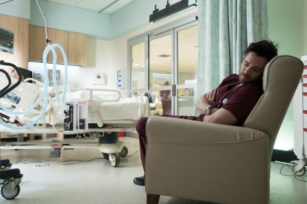 Bild 1 von 14: Colin Donnell as Dr. Connor Rhodes -- (Photo by: Elizabeth Sisson/NBC)