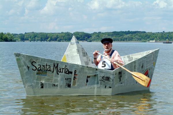 Bild 1 von 6: Peter (Peter Lustig) nimmt mit seinem Papierboot \