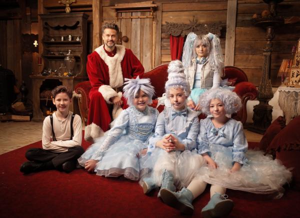 Bild 1 von 17: (V.l.n.r.): Sascha als Kind (Finnley Berger), Sascha (Wayne Carpendale), Rosabella als Kind (Zoé Höche), Rosalie als Kind (Lilli Ray), Rosalinde (Hanna Plaß), Rosalba als Kind (Lilli Jellinek)