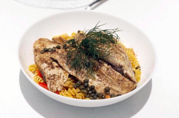 Bild 1 von 3: Auf Hawaii nimmt Ben die Herausforderung an und serviert einen fangfrischen Papio alla Piccata, einen hawaiianischen Fisch, den er auf italienische Art zubereitet.