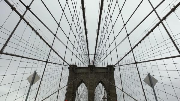 Bild 1 von 4: Die Brooklyn Bridge in New York zählt zu den bekanntesten Brücken weltweit. Chefingenieur war der deutschstämmige John August Roebling.