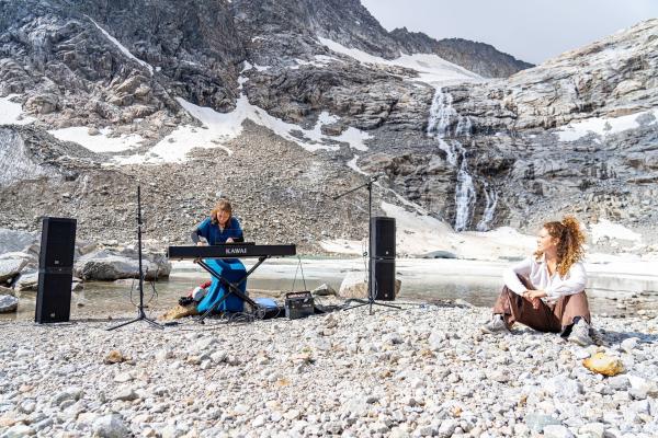 Bild 1 von 5: Gletscherkonzert von Chiara Schmidt am Goldbergkeesgletscher im Nationalpark Hohe Tauern.