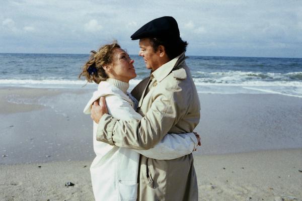 Bild 1 von 1: Schwester Christa (Gaby Dohm, l.) und Klaus Brinkmann (Klausjürgen Wussow, r.) sind sich sehr nahe gekommen. Weit weg von der Klinik, am Nordseestrand, entdecken sie ihre Gefühle.