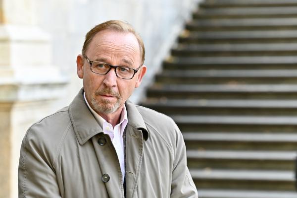 Bild 1 von 15: Ludwig Schaller (Alexander Held) hegt bereits einen Verdacht. Es ist an der Zeit, sich seiner unkonventionellen Ermittlungsmethoden zu widmen und den Spuren des Opfers nachzugehen.