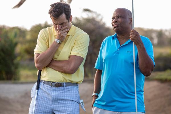 Bild 1 von 3: Commissioner Patterson (Don Warrington, r.) hilft DI Parker (Ralf Little, l.), sein Golfspiel zu verbessern. Doch für Parker wird aus dem Spiel blanker Ernst. Denn es hat sich zuvor ein schrecklicher Mord auf dem Golfplatz ereignet.