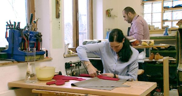 Bild 1 von 6: Gipfel, weit über 3.000 Meter hoch. Strahlend weiße Hänge. Alpine Natur. Und mittendrin eine Bevölkerung, die über Jahrhunderte gelernt hat, mit und von den Bergen zu leben. So präsentiert sich das Tiroler Zillertal in den österreichischen Alpen. Schnee ist hier der Dreh- und Angelpunkt für alles Leben. Er prägt den Lauf der Natur genauso wie den Alltag der Menschen. Im Bild: Dogglschuh-Werkstatt.