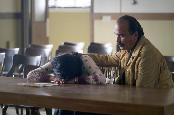 Bild 1 von 3: Patti Little Bird (Ellyn Jade) ist nach dem Verlust ihrer Kinder untröstlich. An ihrer Seite ihr Schwiegervater Asin (Eric Schweig)