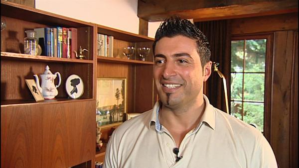 Bild 1 von 2: Als Sükrü Pehlivan die vermeintlichen Kostbarkeiten der Familie unter die Lupe nimmt, stellt er ganz schnell fest, dass hier nicht viel zu holen ist.