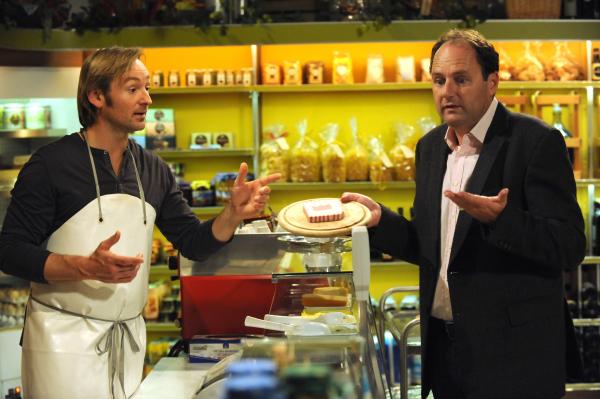 Bild 1 von 8: Hubert kann nicht glauben, dass Gregor für die neue Wurst-Kreation das falsche Logo verwendet hat. Von links: Gregor Brunner (Holger M. Wilhelm) und Hubert Kirchleitner (Bernhard Ulrich).