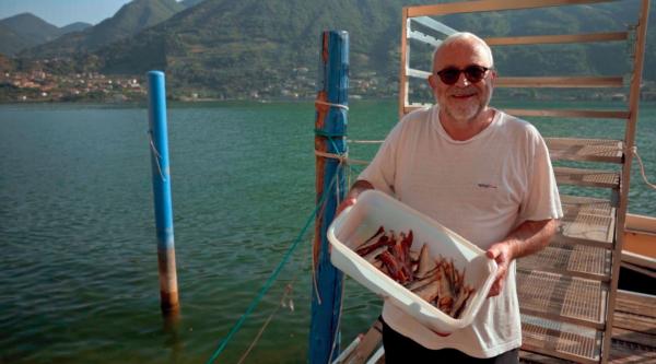Bild 1 von 3: Fernando Soardi ist einer von 30 Berufsfischern am See. Er stammt aus dem Ort Carzano auf Monte Isola. Schon sein Urgroßvater war hier Fischer. Der Fischfang war über Jahrhunderte die wichtigste Lebensgrundlage der Insulaner.