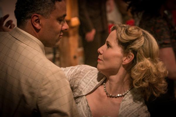 Bild 1 von 7: Blake (Christopher Colquhoun) und Lucy Keswick (Sally Philips) sind einander beim Tanzen ganz nah, in den Ansichten meilenweit voneinander entfernt.