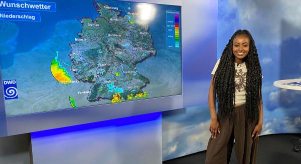 Bild 1 von 2: Im Studio des Deutschen Wetterdienstes darf Luam ihr Wunschwetter moderieren.