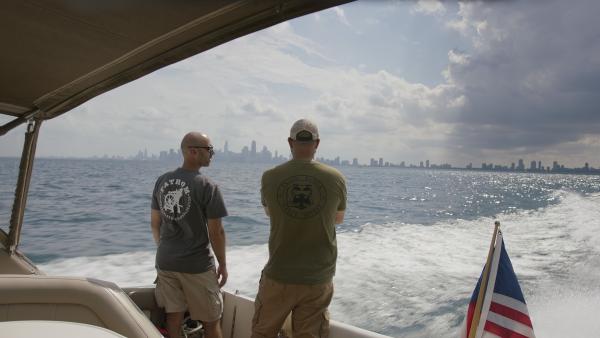 Bild 1 von 6: Wreck divers Erik Petkovic and Ross Baxter look toward the Chicago skyline on the way out to dive the wreck of the Rotarian.