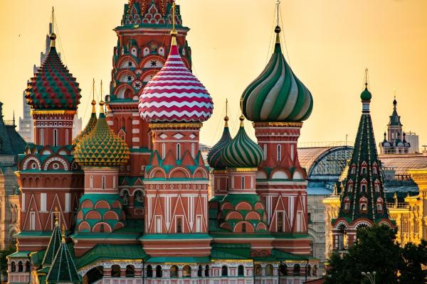 Bild 1 von 2: Russland ist ein buntes Land mit vielen Völkern und Kulturen. Es ist geprägt vom orthodoxen Christentum.