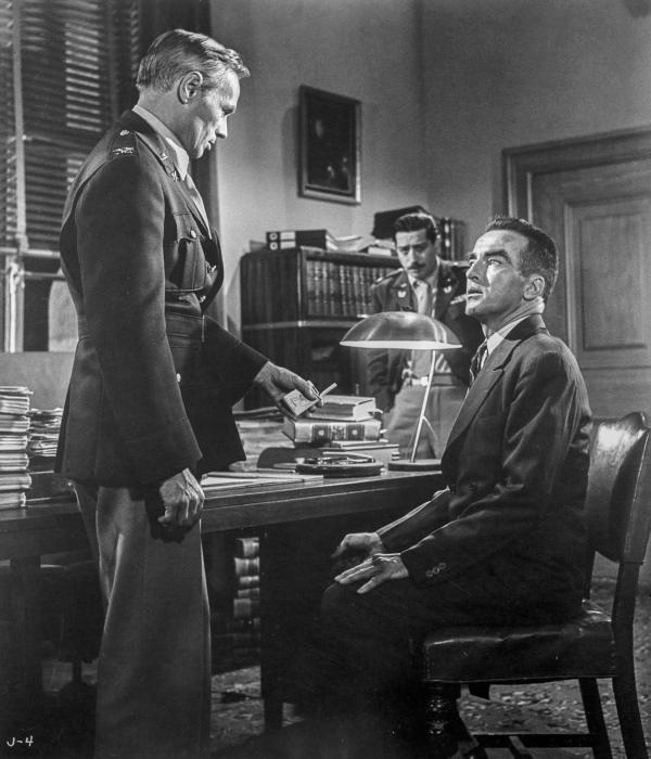 Bild 1 von 34: Im Bild (v.li.): Richard Widmark (Staatsanwalt), Montgomery Clift (Rudolph Petersen).