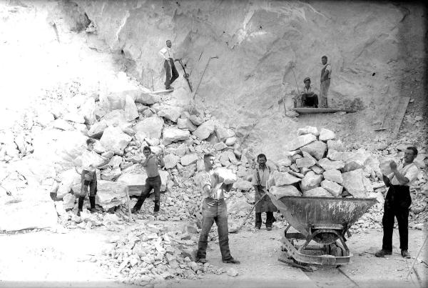 Bild 1 von 3: Im Bild: Bau der Arlbergbahn, Steinbruch.