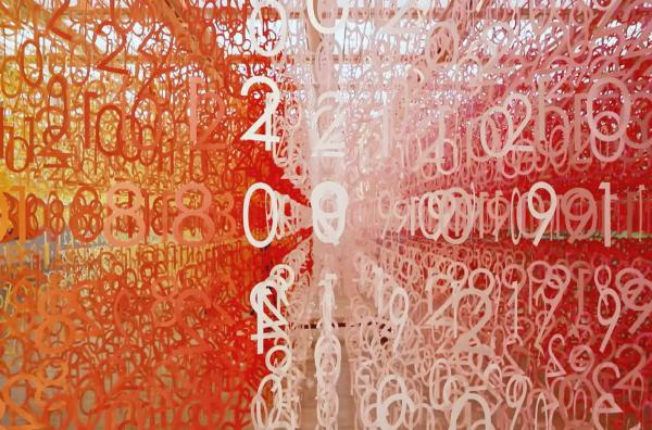 Bild 1 von 2: Das Werk der Künstlerin Emmanuelle Moureaux im Bürogebäude Lumière in Paris lädt dazu ein, Zahlen und den Sinn, den wir ihnen geben, zu hinterfragen.