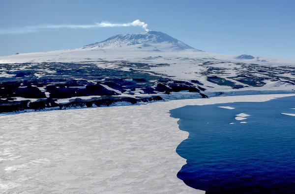 Bild 1 von 4: Mount Erebus auf der Ross-Insel: der südlichste aktive Vulkan der Welt