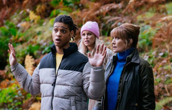 Bild 1 von 1: Fergus (Rohan Nedd), Harry (Jane Seymour) und ihre Schwiegertochter Orla (Amy Huberman, M.) sehen sich mit der tödlichen Pfeilspitze des spanischen Auftragskillers \