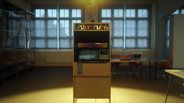 Bild 1 von 2: Polyplay war der einzige Arcade-Spielautomat der DDR - entwickelt Anfang der 1980er-Jahre vom VEB Polytechnik Karl-Marx-Stadt. Statt westlicher Hightech setzte man auf DDR-Bauteile und robuste Konstruktion: Das Gehäuse war schwer und unzerstörbar, die Platinen eigenentwickelt. Polyplay bot bis zu acht Spiele, darunter Klassiker wie \