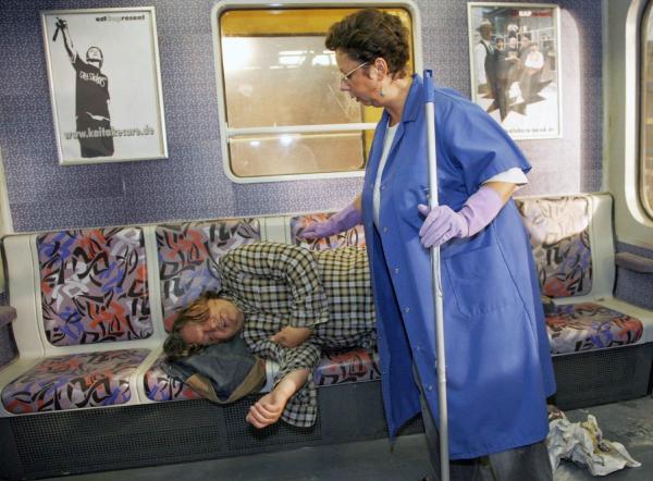 Bild 1 von 15: Bernd (Volker Herold) ist vor Schmerz um die verlorene Helga wie paralysiert - und erschöpft in der S-Bahn eingenickt.