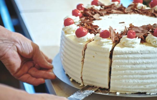 Bild 1 von 2: Die preisgekrönte Konditorin Ramona Bizenberger aus Feldberg im Schwarzwald backt ihre Schwarzwälder Kirschtorte nach altem Familienrezept.