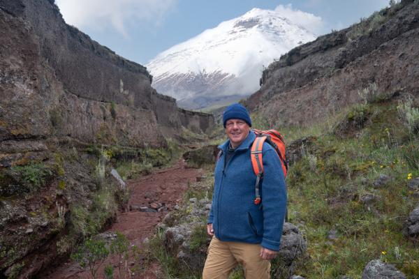 Bild 1 von 6: Der rund 6000 Meter hohe Cotopaxi, der zweithöchste Vulkan Ecuadors, gilt als einer der gefährlichsten des Landes. Er liegt nur knapp 50 Kilometer von Quito entfernt. Um die 50-mal ist der Cotopaxi in den vergangenen 300 Jahren schon ausgebrochen. Vulkanausbrüche selbst sind oft nicht die größte Gefahr. Am Cotopaxi sind es vor allem Schlammlawinen, sogenannte Lahare.