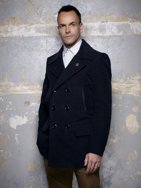 Bild 1 von 10: (5. Staffel) - Klärt Kriminalfälle auf seine höchst eigenwillige Weise: Sherlock Holmes (Jonny Lee Miller) ...