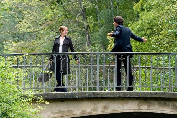 Bild 1 von 19: Als Mia (Felicitas Woll, l.) nach einer Story sucht, mit der sie ihren Konkurrenten aus dem Feld schlagen kann, entdeckt sie die Anzeige: \