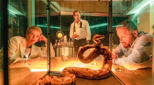 Bild 1 von 31: Im Bild: Jojo (Andrea Osvárt), Allmen (Heino Ferch, mi.) und Carlos (Samuel Finzi) haben die Schlange gefangen.