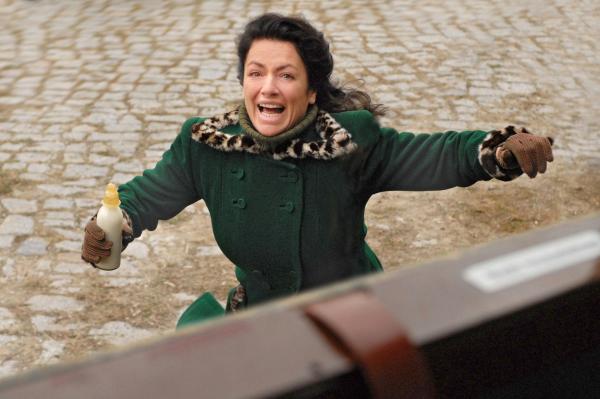 Bild 1 von 8: Auf der Flucht aus dem Osten verliert Ursula (Christine Neubauer) ihr Kind aus den Augen.