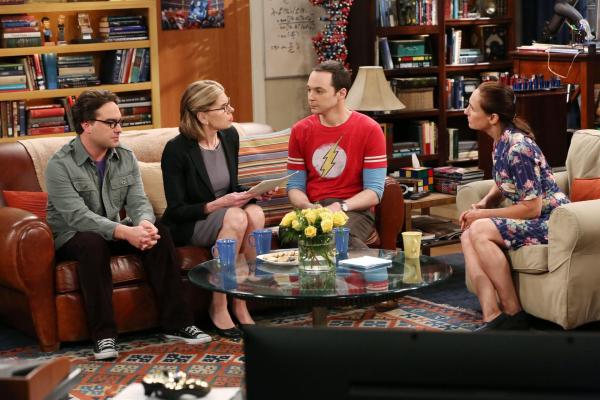 Bild 1 von 31: Nur für Sheldon (Jim Parsons, 2.v.r.) ist das Treffen seiner Mutter Mary (Laurie Metcalf, r.) und Leonards (Johnny Galecki, l.) Mutter Beverly (Christine Baranski, 2.v.l.) angenehm ...