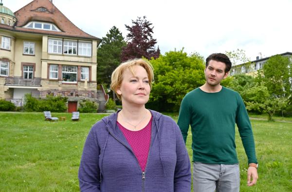 Bild 1 von 1: Nele Fehrenbach (Floriane Daniel, links) kann nicht glauben, dass ihre Mutter den neuen Kollegen Jakob Frings (Max König, rechts) als Untermieter in die Familienvilla einquartiert hat.