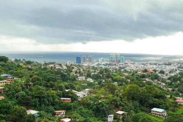 Bild 1 von 19: Im Bild: Die Skyline von Port of Spain in Trinidad und Tobago zeigt eine Hauptstadt, die ein modernes, kosmopolitisches Flair mit tropischer Schönheit verbindet.
