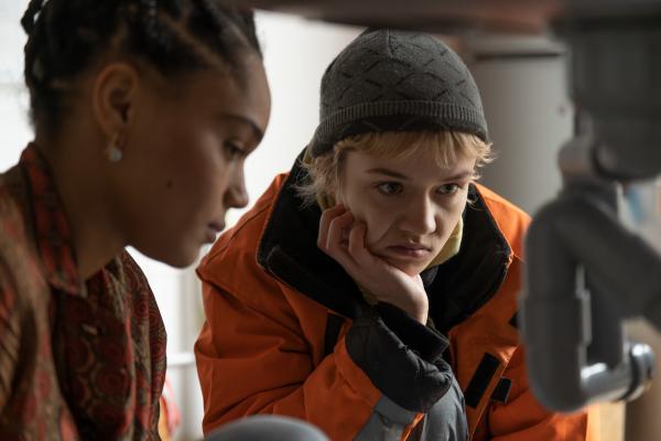 Bild 1 von 3: Charlie (Lea Drinda, r.) steht vor einem Problem: ohne Plan Ronjas (Sira Anna Faal, l.) Spüle reparieren.