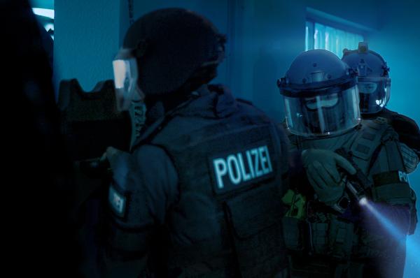 Bild 1 von 4: Nachgestellte Szene: Eine SEK-Einheit stürmt die Wohnung eines mutmaßlichen Mörders. 27 Jahre nach dem Mord an der 10-jährigen Stephanie kann die Polizei den Täter verhaften.