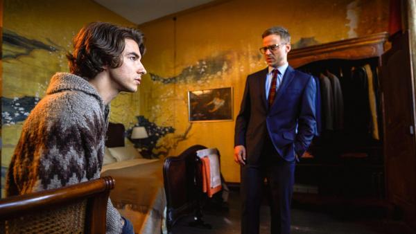 Bild 1 von 14: Im Bild: Oliver Hoare (Peter), Tom Wlaschiha (Justin Beckmann).