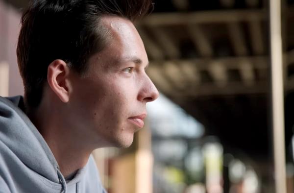 Bild 1 von 2: Psychologe und Host Riccardo Frink.