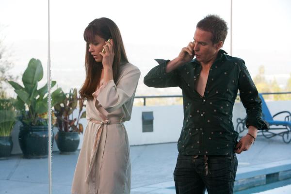 Bild 1 von 4: Angela (Olga Kurylenko, l.); Billy (Sam Rockwell, r.)