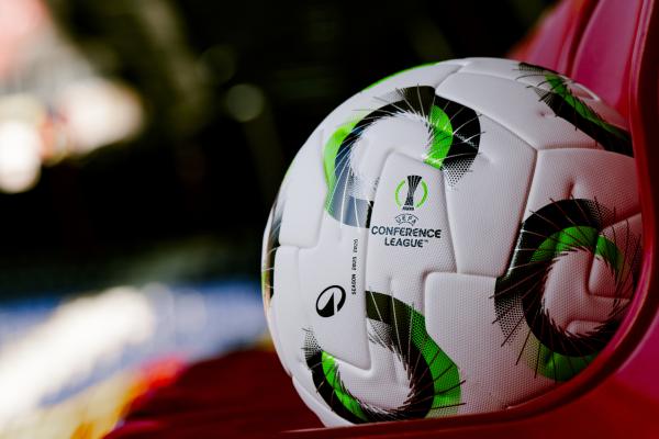 Bild 1 von 2: Der UEFA Conference-League-Ball der Saison 2025-2026 während der ServusTV-Übertragung der \