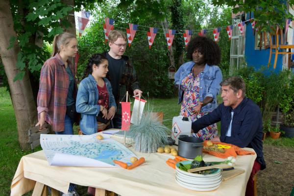 Bild 1 von 4: Gemeinsam mit Tika (Derya Dilber, 2.v.l), den 'Crazy Bees' (Lina Hüesker, l., Felix Brimmer, M.) und der Journalistin Marla (Thelma Buaben, 2.v.r.) will Fritz Fuchs (Guido Hammesfahr, r.) die Spur des Unbekannten suchen, der uralte Bäume im Naturschutzgebiet zerstört.  Den Jugendlichen geht das alles nicht schnell genug.