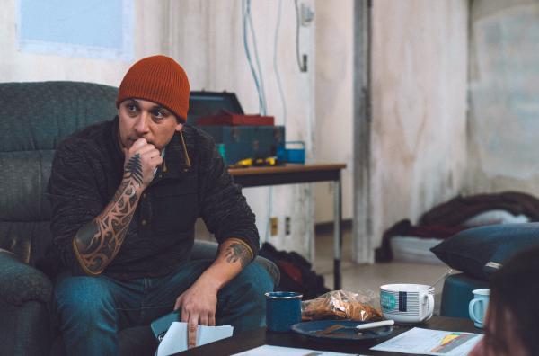 Bild 1 von 2: Maikan (Samian) versucht, die Aktivistengruppe auf einheitlichem Kurs zu halten. ?Keine Gewalt? lautet seine Devise.