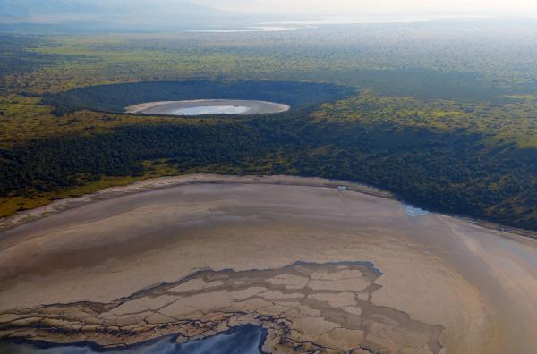 Bild 1 von 7: Die Kraterseen entstehen durch aufsteigenden Dampf und vulkanische Gase. Dadurch sammeln sich Regen und Grundwasser im Krater an.
